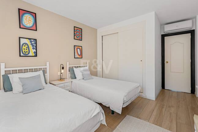 Acogedor apartamento de tres dormitorios en Nueva Andalucía. Disponible para alquiler de media a larga estancia desde julio de 2026. Ubicación privilegiada cerca de Puerto Banús y Marbella