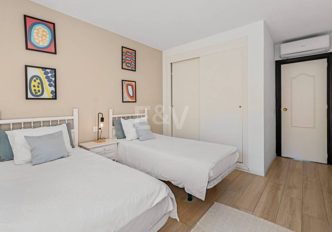 Acogedor apartamento de tres dormitorios en Nueva Andalucía. Disponible para alquiler de media a larga estancia desde julio de 2026. Ubicación privilegiada cerca de Puerto Banús y Marbella