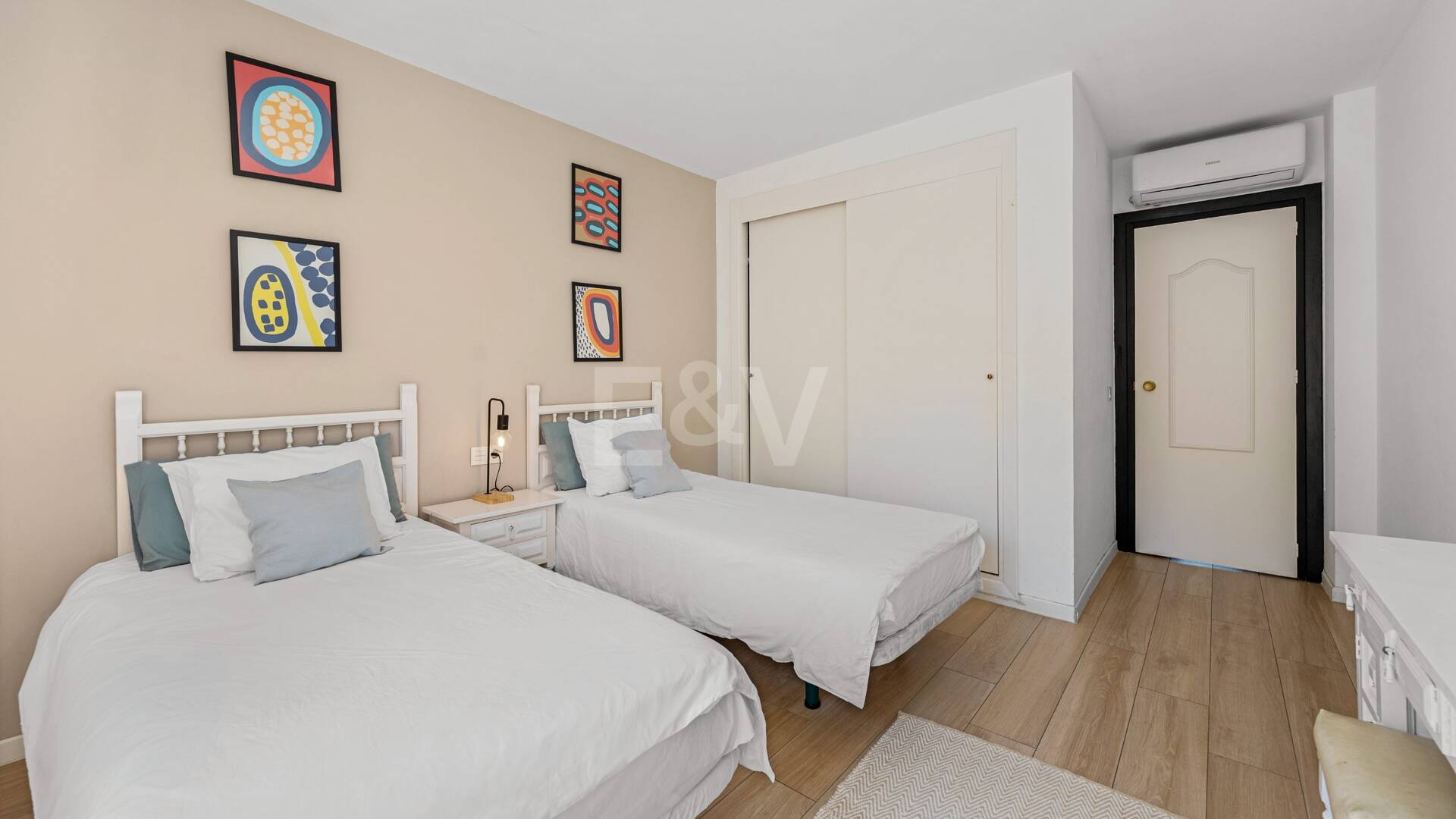 Acogedor apartamento de tres dormitorios en Nueva Andalucía. Disponible para alquiler de media a larga estancia desde julio de 2026. Ubicación privilegiada cerca de Puerto Banús y Marbella