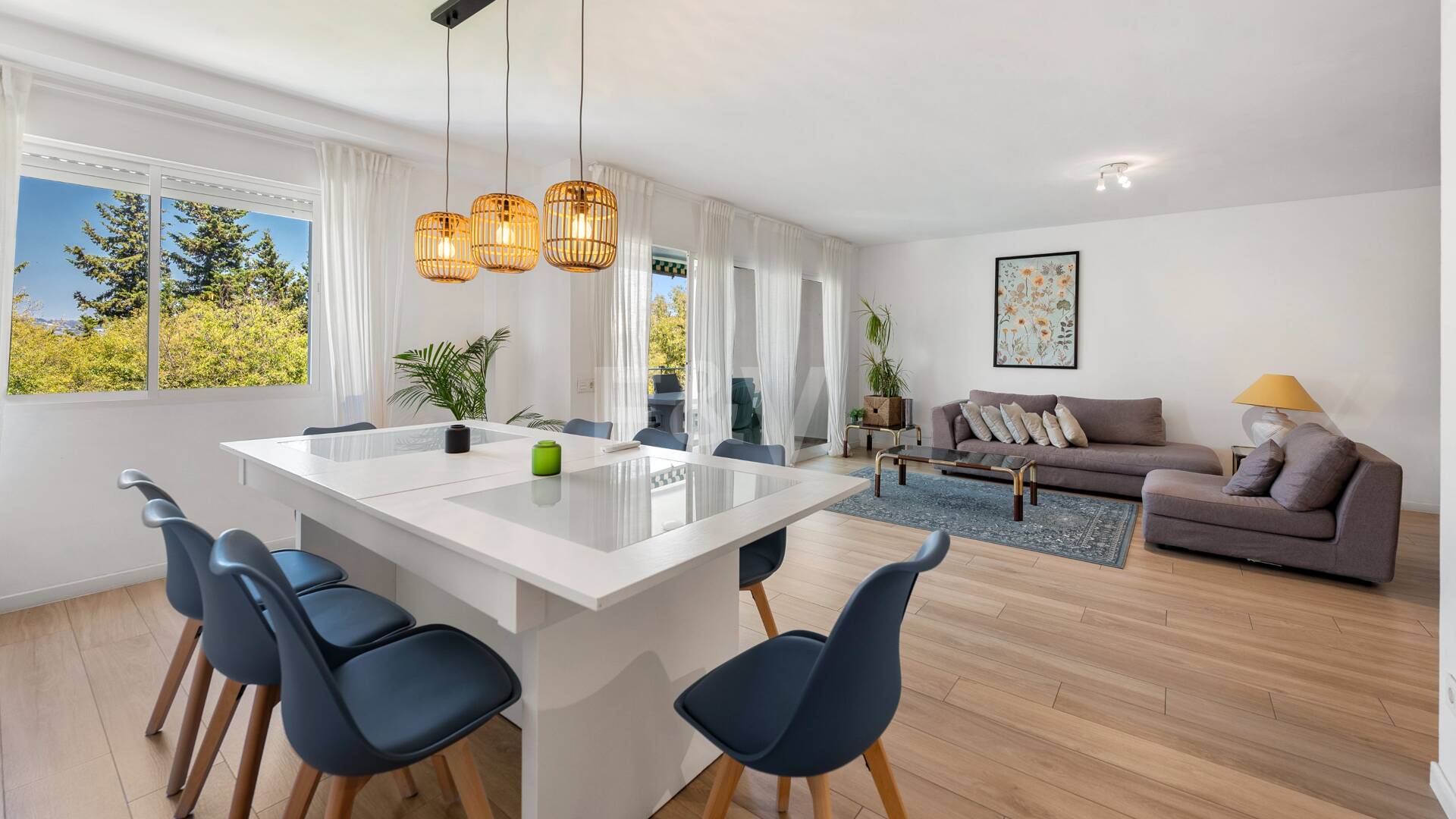 Acogedor apartamento de tres dormitorios en Nueva Andalucía. Disponible para alquiler de media a larga estancia desde julio de 2026. Ubicación privilegiada cerca de Puerto Banús y Marbella