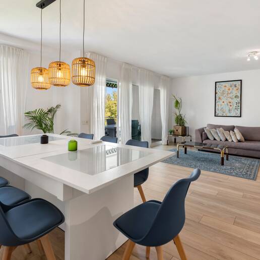 Acogedor apartamento de tres dormitorios en Nueva Andalucía. Disponible para alquiler de media a larga estancia desde julio de 2026. Ubicación privilegiada cerca de Puerto Banús y Marbella