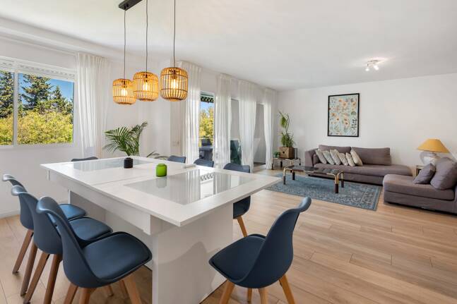 Acogedor apartamento de tres dormitorios en Nueva Andalucía. Disponible para alquiler de media a larga estancia desde julio de 2026. Ubicación privilegiada cerca de Puerto Banús y Marbella