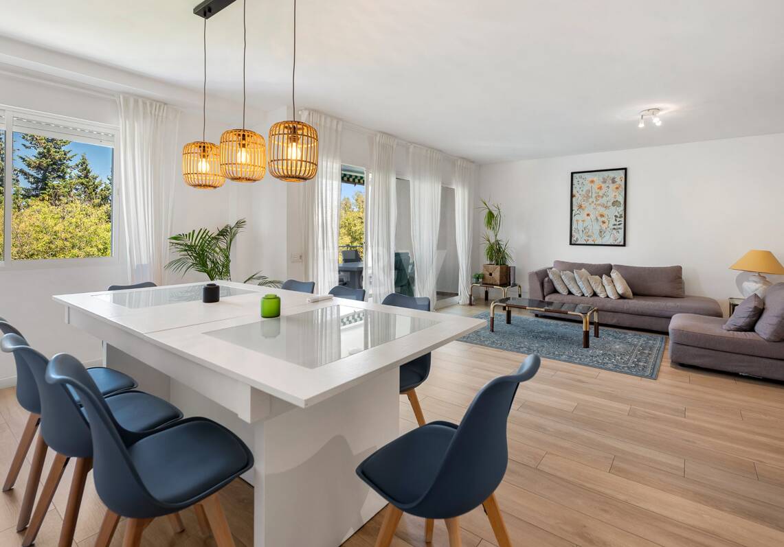 Acogedor apartamento de tres dormitorios en Nueva Andalucía. Disponible para alquiler de media a larga estancia desde julio de 2026. Ubicación privilegiada cerca de Puerto Banús y Marbella