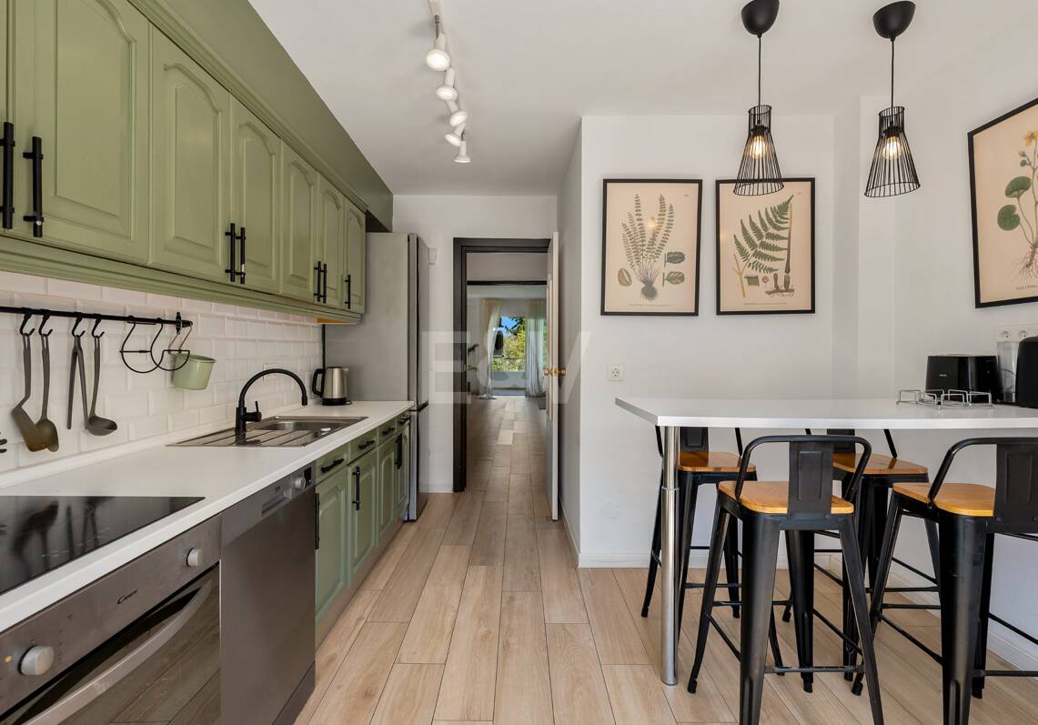 Acogedor apartamento de tres dormitorios en Nueva Andalucía. Disponible para alquiler de media a larga estancia desde julio de 2026. Ubicación privilegiada cerca de Puerto Banús y Marbella