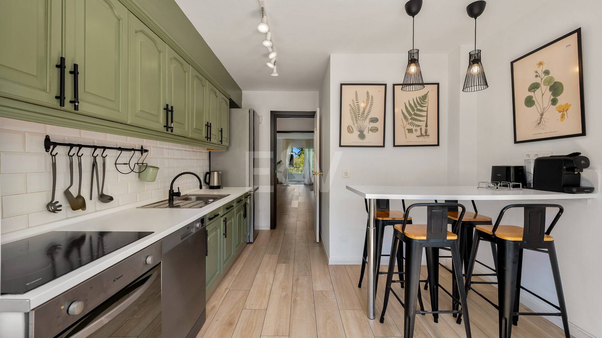 Acogedor apartamento de tres dormitorios en Nueva Andalucía. Disponible para alquiler de media a larga estancia desde julio de 2026. Ubicación privilegiada cerca de Puerto Banús y Marbella