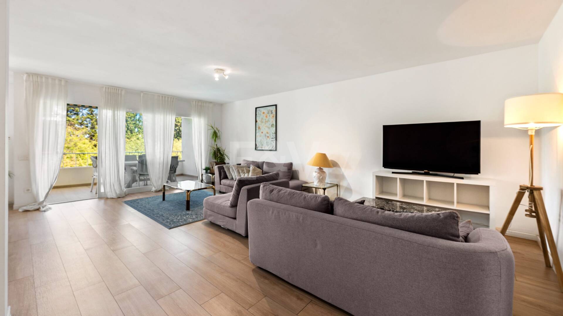 Acogedor apartamento de tres dormitorios en Nueva Andalucía. Disponible para alquiler de media a larga estancia desde julio de 2026. Ubicación privilegiada cerca de Puerto Banús y Marbella