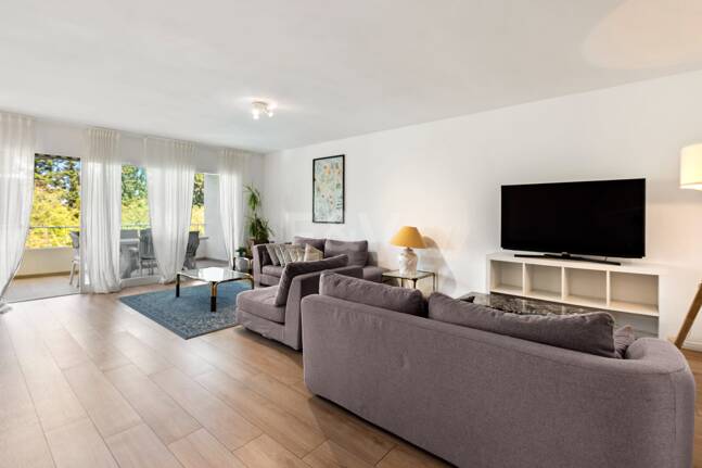 Acogedor apartamento de tres dormitorios en Nueva Andalucía. Disponible para alquiler de media a larga estancia desde julio de 2026. Ubicación privilegiada cerca de Puerto Banús y Marbella