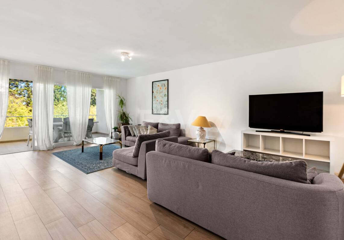 Acogedor apartamento de tres dormitorios en Nueva Andalucía. Disponible para alquiler de media a larga estancia desde julio de 2026. Ubicación privilegiada cerca de Puerto Banús y Marbella