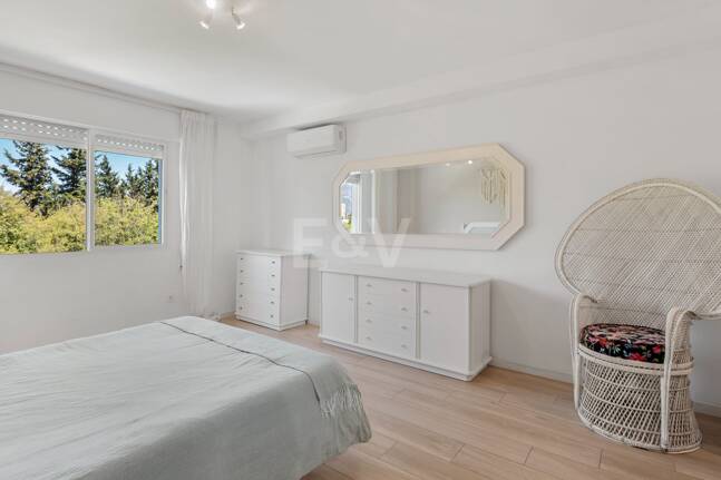 Acogedor apartamento de tres dormitorios en Nueva Andalucía. Disponible para alquiler de media a larga estancia desde julio de 2026. Ubicación privilegiada cerca de Puerto Banús y Marbella