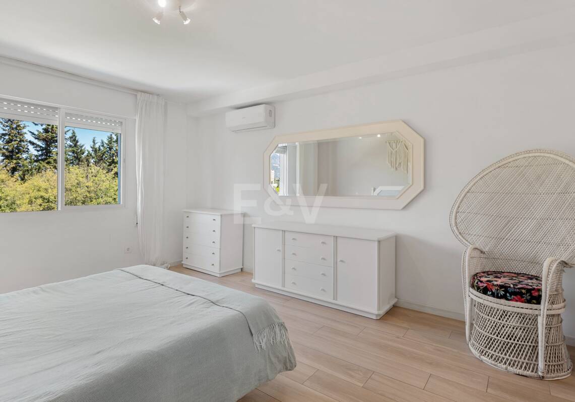Acogedor apartamento de tres dormitorios en Nueva Andalucía. Disponible para alquiler de media a larga estancia desde julio de 2026. Ubicación privilegiada cerca de Puerto Banús y Marbella