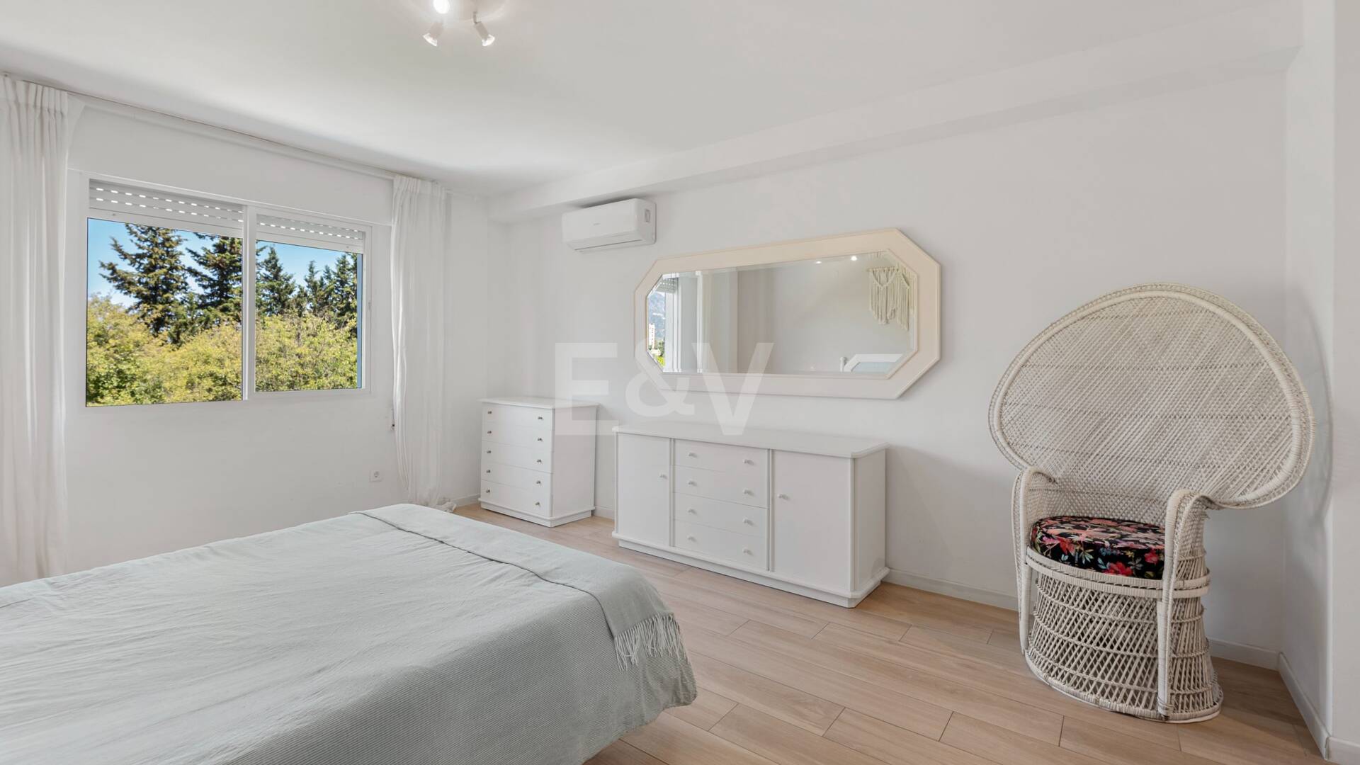Acogedor apartamento de tres dormitorios en Nueva Andalucía. Disponible para alquiler de media a larga estancia desde julio de 2026. Ubicación privilegiada cerca de Puerto Banús y Marbella