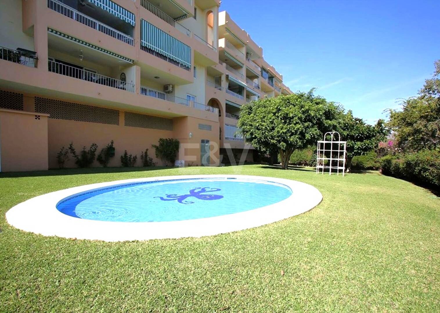 Gemütliche 3-Zimmer-Wohnung in Nueva Andalucía. Verfügbar zur mittel- bis langfristigen Miete ab Juli 2026 – Toplage nahe Puerto Banús und Marbella