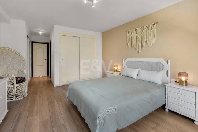 Acogedor apartamento de tres dormitorios en Nueva Andalucía. Disponible para alquiler de media a larga estancia desde julio de 2026. Ubicación privilegiada cerca de Puerto Banús y Marbella