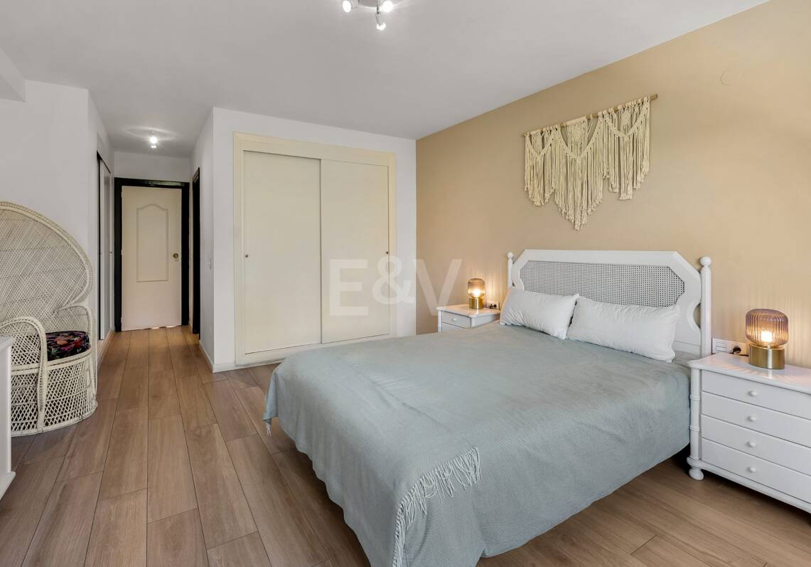 Acogedor apartamento de tres dormitorios en Nueva Andalucía. Disponible para alquiler de media a larga estancia desde julio de 2026. Ubicación privilegiada cerca de Puerto Banús y Marbella