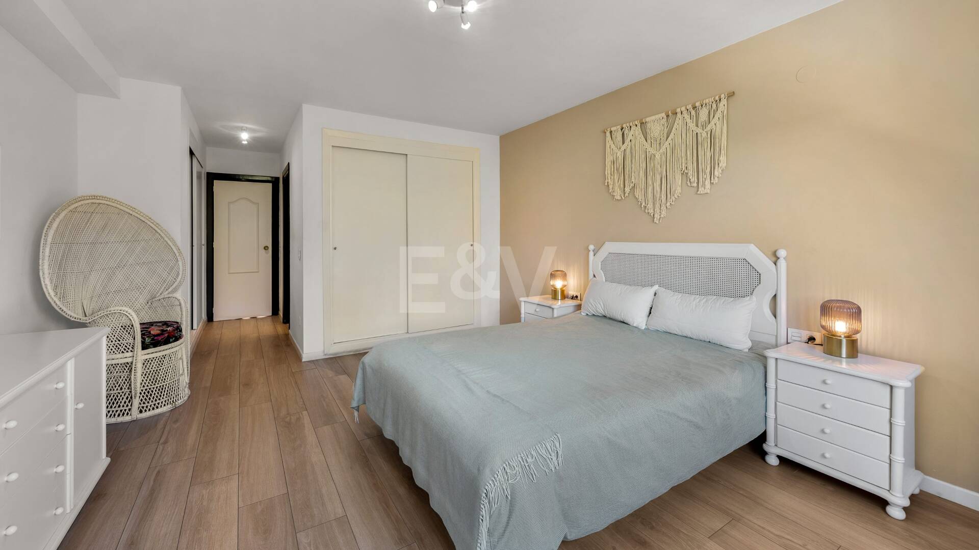 Acogedor apartamento de tres dormitorios en Nueva Andalucía. Disponible para alquiler de media a larga estancia desde julio de 2026. Ubicación privilegiada cerca de Puerto Banús y Marbella