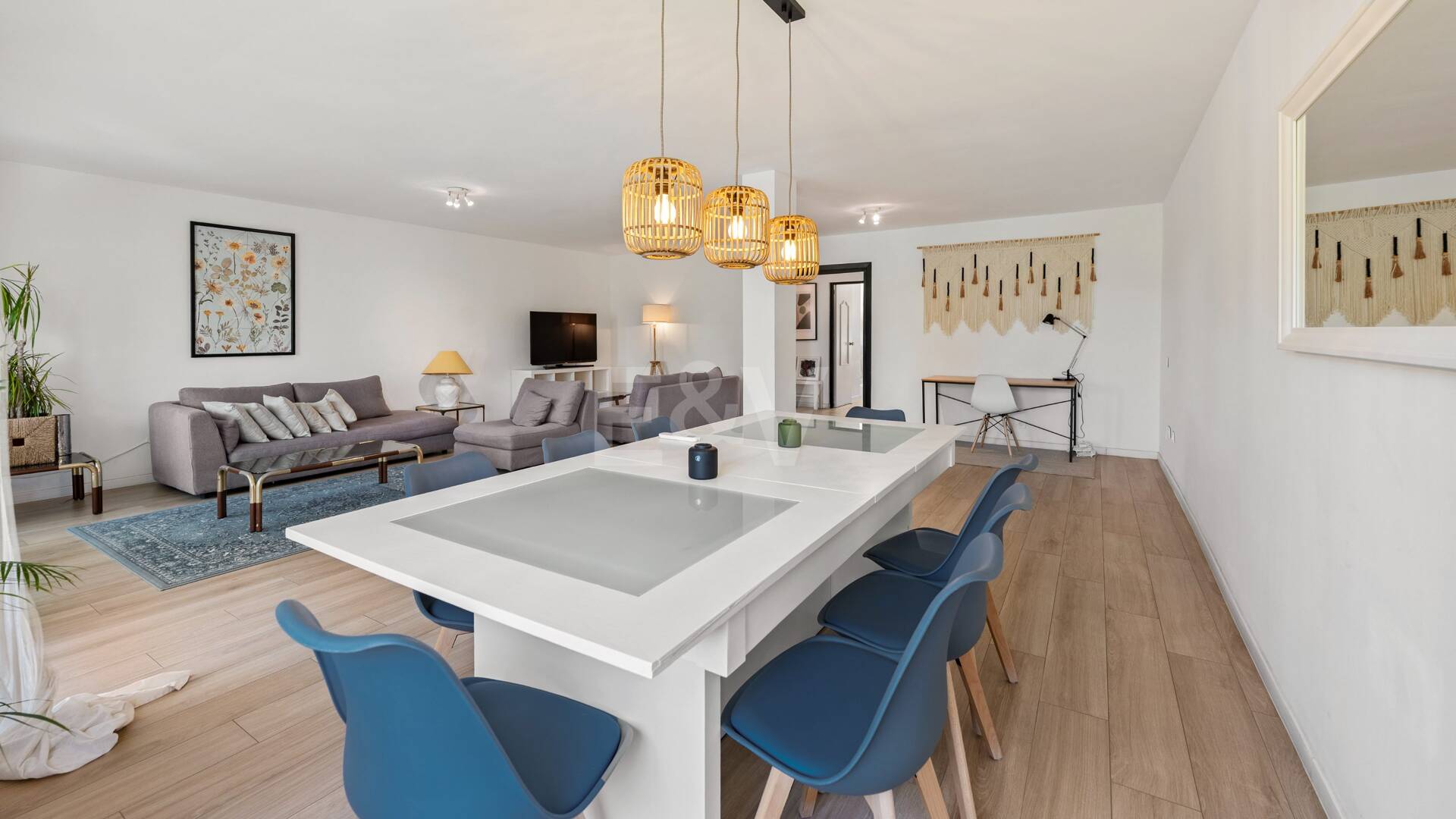 Acogedor apartamento de tres dormitorios en Nueva Andalucía. Disponible para alquiler de media a larga estancia desde julio de 2026. Ubicación privilegiada cerca de Puerto Banús y Marbella