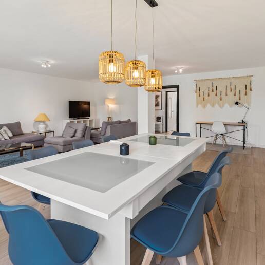 Acogedor apartamento de tres dormitorios en Nueva Andalucía. Disponible para alquiler de media a larga estancia desde julio de 2026. Ubicación privilegiada cerca de Puerto Banús y Marbella