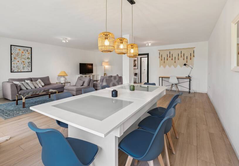 Acogedor apartamento de tres dormitorios en Nueva Andalucía. Disponible para alquiler de media a larga estancia desde julio de 2026. Ubicación privilegiada cerca de Puerto Banús y Marbella