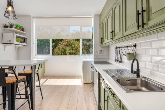 Acogedor apartamento de tres dormitorios en Nueva Andalucía. Disponible para alquiler de media a larga estancia desde julio de 2026. Ubicación privilegiada cerca de Puerto Banús y Marbella