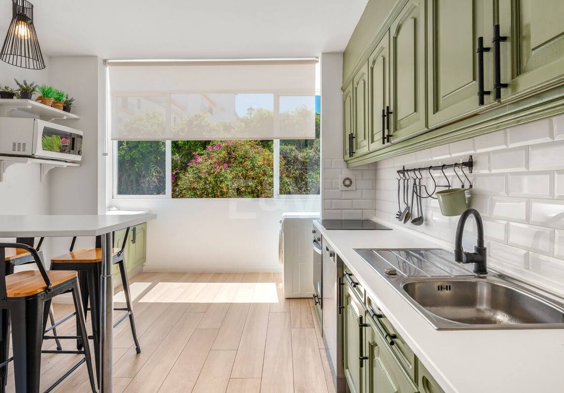 Acogedor apartamento de tres dormitorios en Nueva Andalucía. Disponible para alquiler de media a larga estancia desde julio de 2026. Ubicación privilegiada cerca de Puerto Banús y Marbella
