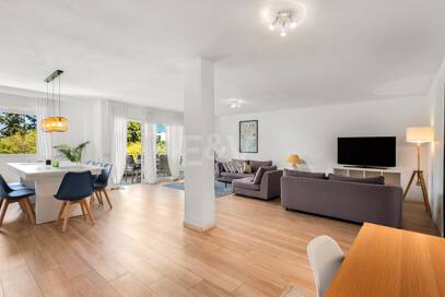 Acogedor apartamento de tres dormitorios en Nueva Andalucía. Disponible para alquiler de media a larga estancia desde julio de 2026. Ubicación privilegiada cerca de Puerto Banús y Marbella