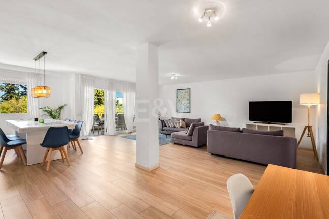 Acogedor apartamento de tres dormitorios en Nueva Andalucía. Disponible para alquiler de media a larga estancia desde julio de 2026. Ubicación privilegiada cerca de Puerto Banús y Marbella