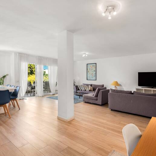 Acogedor apartamento de tres dormitorios en Nueva Andalucía. Disponible para alquiler de media a larga estancia desde julio de 2026. Ubicación privilegiada cerca de Puerto Banús y Marbella