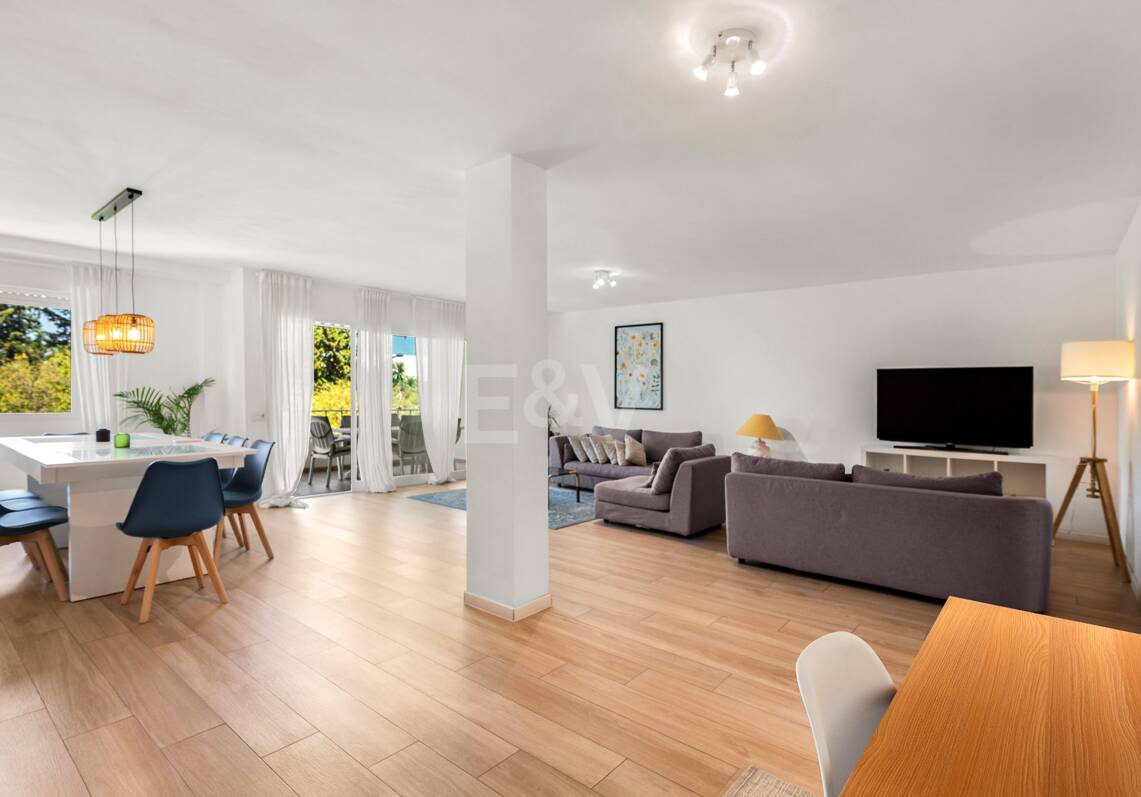 Acogedor apartamento de tres dormitorios en Nueva Andalucía. Disponible para alquiler de media a larga estancia desde julio de 2026. Ubicación privilegiada cerca de Puerto Banús y Marbella