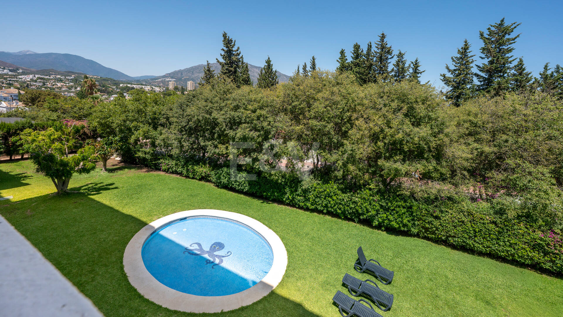 Acogedor apartamento de tres dormitorios en Nueva Andalucía. Disponible para alquiler de media a larga estancia desde julio de 2026. Ubicación privilegiada cerca de Puerto Banús y Marbella