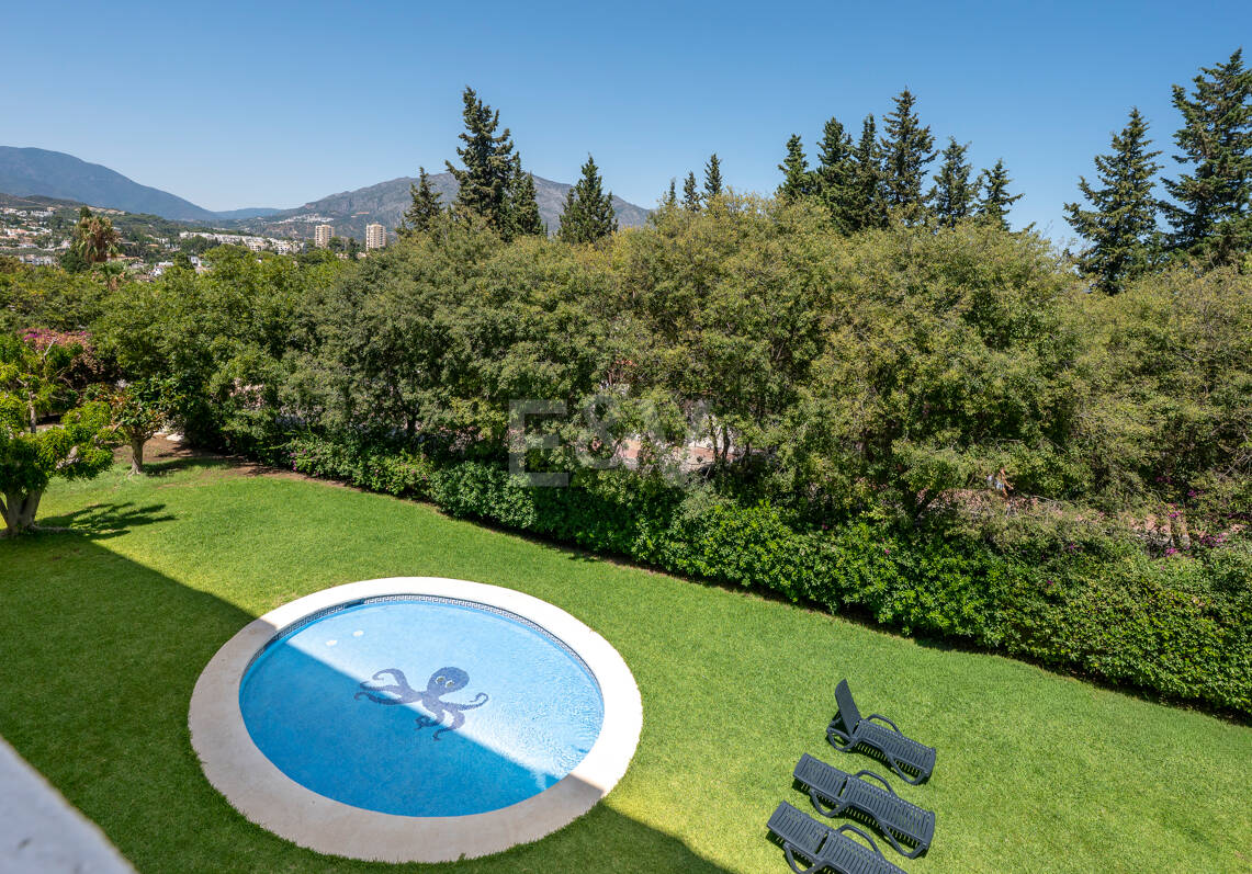 Acogedor apartamento de tres dormitorios en Nueva Andalucía. Disponible para alquiler de media a larga estancia desde julio de 2026. Ubicación privilegiada cerca de Puerto Banús y Marbella