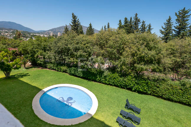 Acogedor apartamento de tres dormitorios en Nueva Andalucía. Disponible para alquiler de media a larga estancia desde julio de 2026. Ubicación privilegiada cerca de Puerto Banús y Marbella