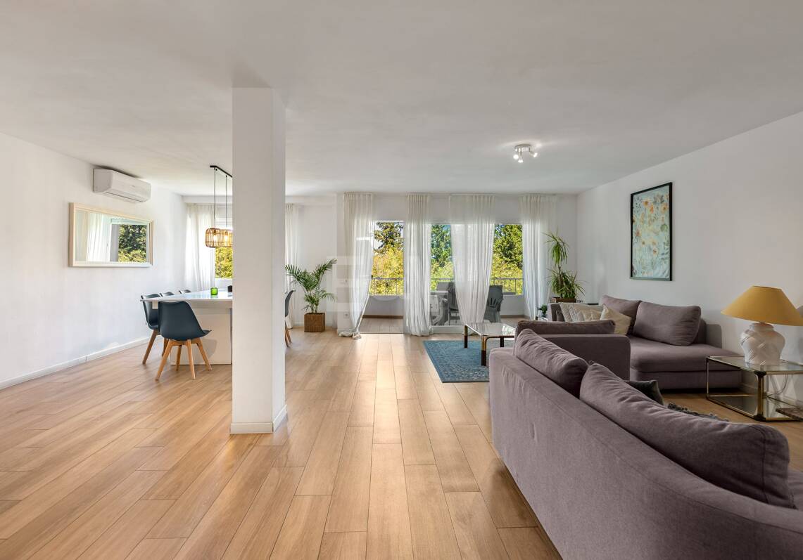 Acogedor apartamento de tres dormitorios en Nueva Andalucía. Disponible para alquiler de media a larga estancia desde julio de 2026. Ubicación privilegiada cerca de Puerto Banús y Marbella