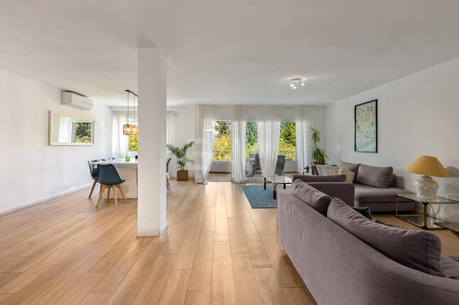 Acogedor apartamento de tres dormitorios en Nueva Andalucía. Disponible para alquiler de media a larga estancia desde julio de 2026. Ubicación privilegiada cerca de Puerto Banús y Marbella