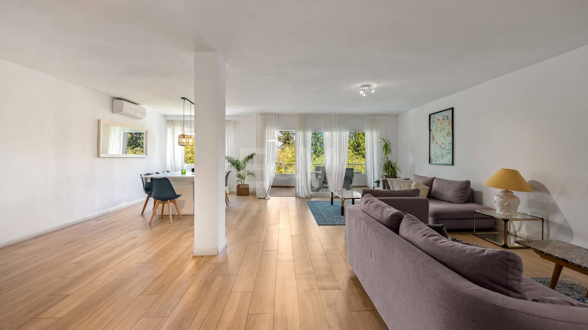 Acogedor apartamento de tres dormitorios en Nueva Andalucía. Disponible para alquiler de media a larga estancia desde julio de 2026. Ubicación privilegiada cerca de Puerto Banús y Marbella