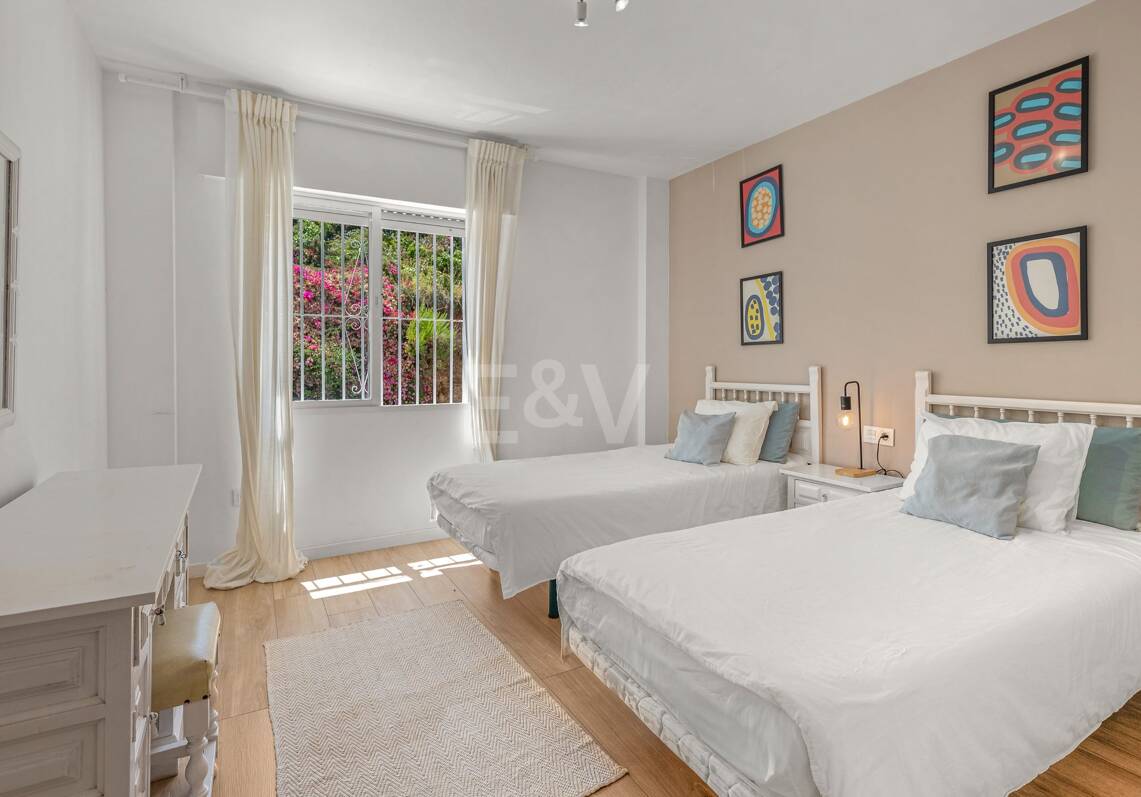 Acogedor apartamento de tres dormitorios en Nueva Andalucía. Disponible para alquiler de media a larga estancia desde julio de 2026. Ubicación privilegiada cerca de Puerto Banús y Marbella