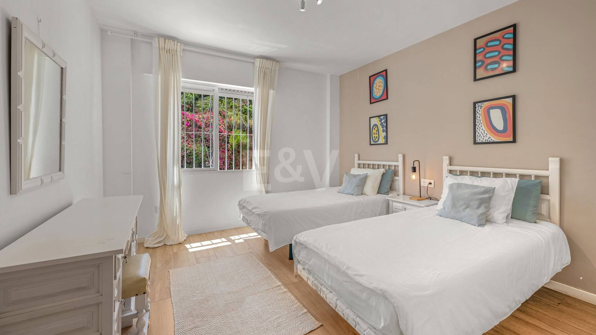Acogedor apartamento de tres dormitorios en Nueva Andalucía. Disponible para alquiler de media a larga estancia desde julio de 2026. Ubicación privilegiada cerca de Puerto Banús y Marbella