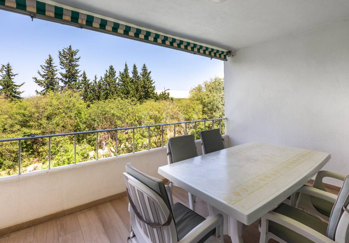 Acogedor apartamento de tres dormitorios en Nueva Andalucía. Disponible para alquiler de media a larga estancia desde julio de 2026. Ubicación privilegiada cerca de Puerto Banús y Marbella