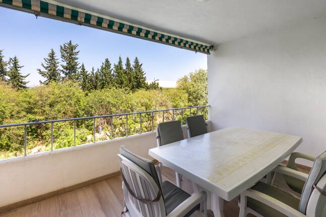 Acogedor apartamento de tres dormitorios en Nueva Andalucía. Disponible para alquiler de media a larga estancia desde julio de 2026. Ubicación privilegiada cerca de Puerto Banús y Marbella