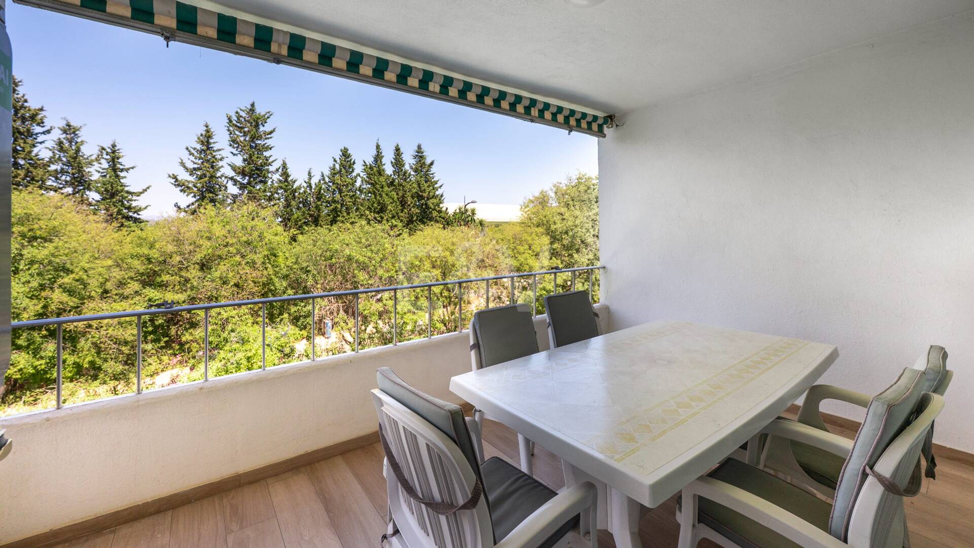 Acogedor apartamento de tres dormitorios en Nueva Andalucía. Disponible para alquiler de media a larga estancia desde julio de 2026. Ubicación privilegiada cerca de Puerto Banús y Marbella