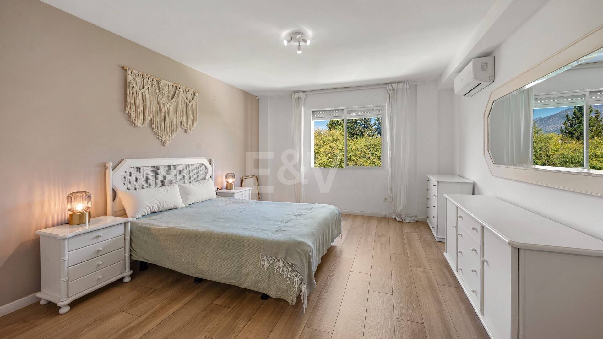 Acogedor apartamento de tres dormitorios en Nueva Andalucía. Disponible para alquiler de media a larga estancia desde julio de 2026. Ubicación privilegiada cerca de Puerto Banús y Marbella
