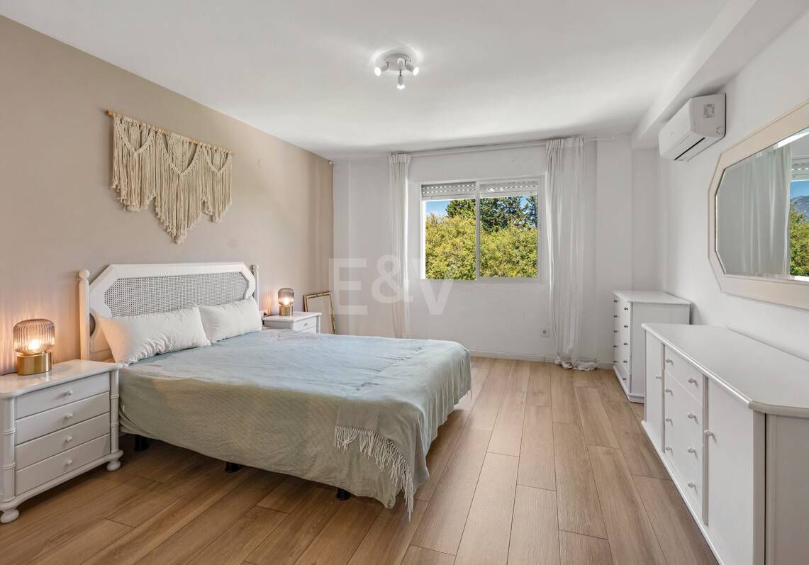 Acogedor apartamento de tres dormitorios en Nueva Andalucía. Disponible para alquiler de media a larga estancia desde julio de 2026. Ubicación privilegiada cerca de Puerto Banús y Marbella