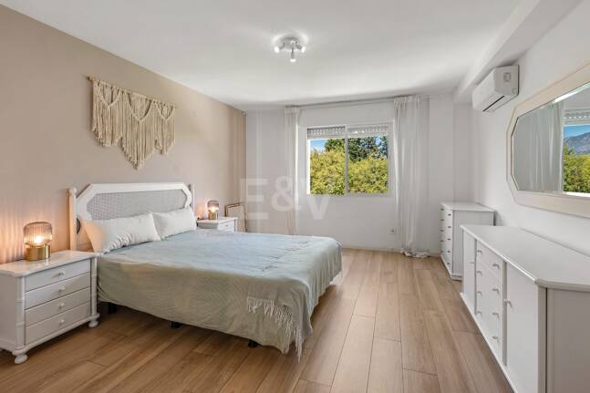 Acogedor apartamento de tres dormitorios en Nueva Andalucía. Disponible para alquiler de media a larga estancia desde julio de 2026. Ubicación privilegiada cerca de Puerto Banús y Marbella