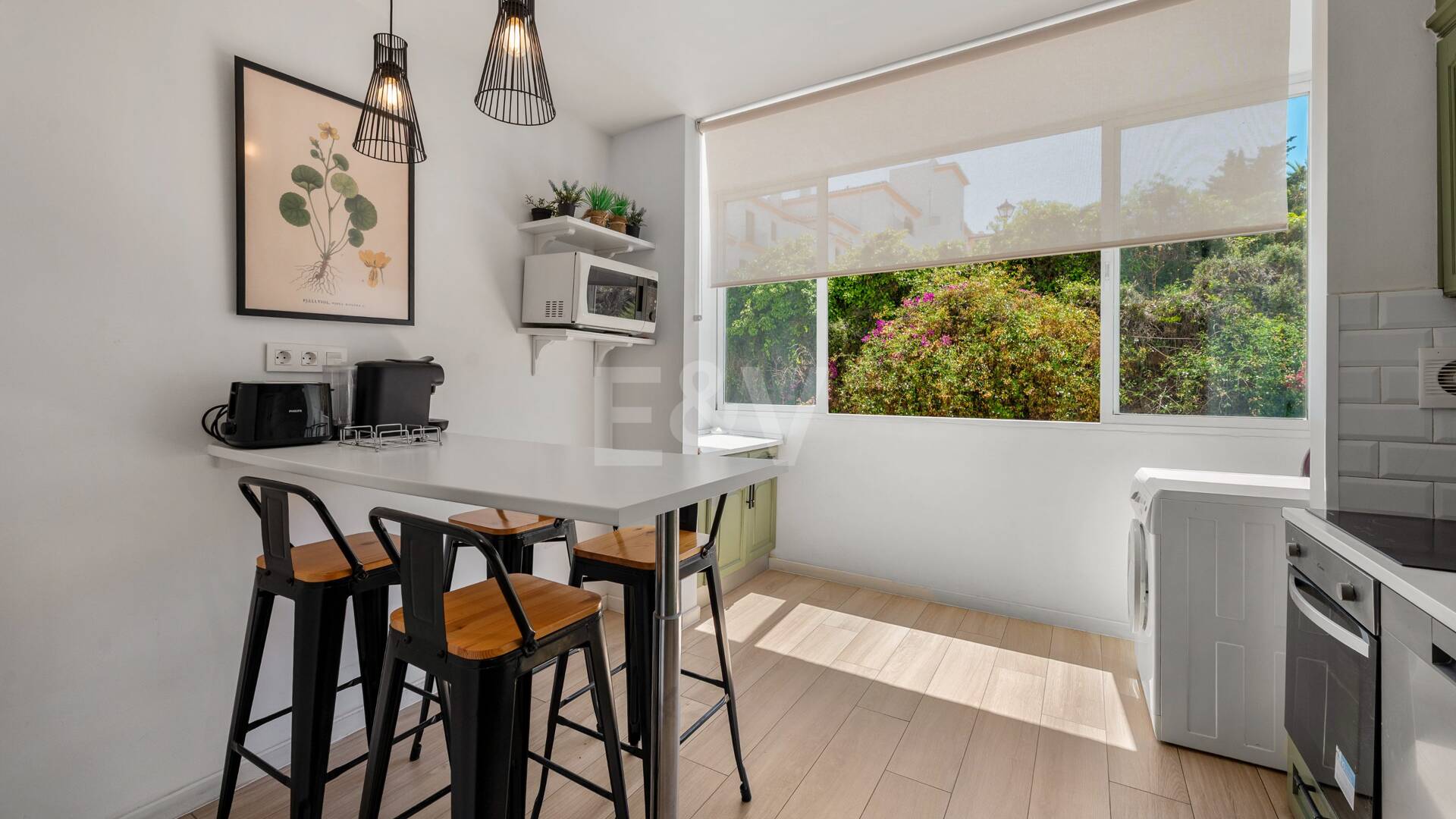 Acogedor apartamento de tres dormitorios en Nueva Andalucía. Disponible para alquiler de media a larga estancia desde julio de 2026. Ubicación privilegiada cerca de Puerto Banús y Marbella