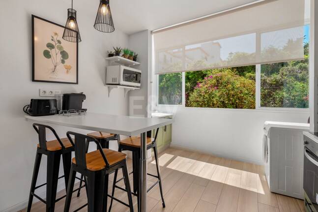 Acogedor apartamento de tres dormitorios en Nueva Andalucía. Disponible para alquiler de media a larga estancia desde julio de 2026. Ubicación privilegiada cerca de Puerto Banús y Marbella