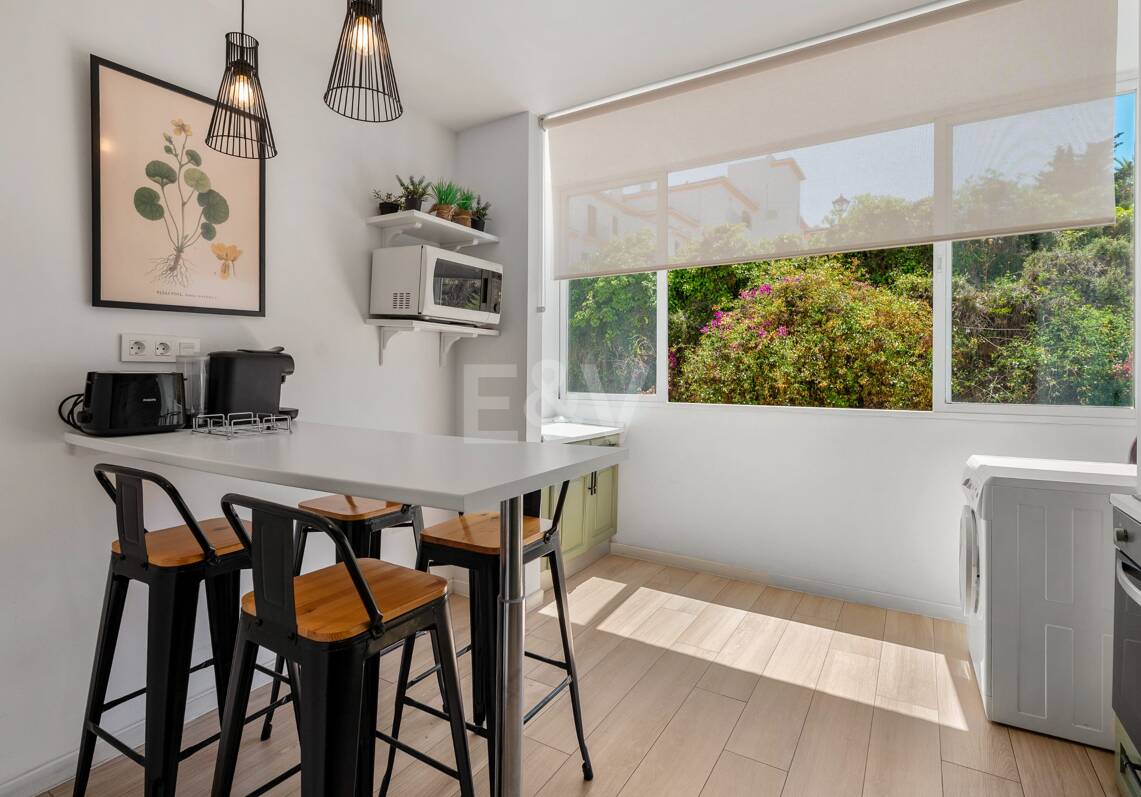 Acogedor apartamento de tres dormitorios en Nueva Andalucía. Disponible para alquiler de media a larga estancia desde julio de 2026. Ubicación privilegiada cerca de Puerto Banús y Marbella