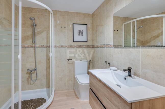 Acogedor apartamento de tres dormitorios en Nueva Andalucía. Disponible para alquiler de media a larga estancia desde julio de 2026. Ubicación privilegiada cerca de Puerto Banús y Marbella