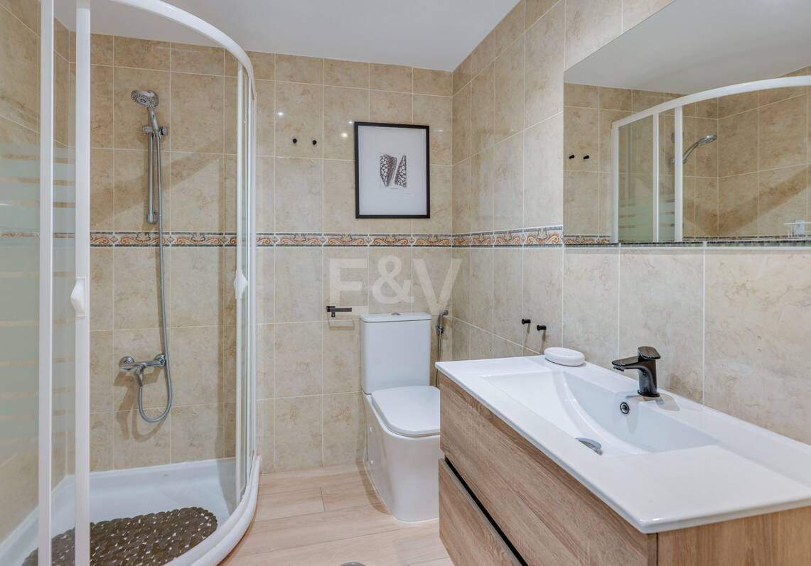 Acogedor apartamento de tres dormitorios en Nueva Andalucía. Disponible para alquiler de media a larga estancia desde julio de 2026. Ubicación privilegiada cerca de Puerto Banús y Marbella