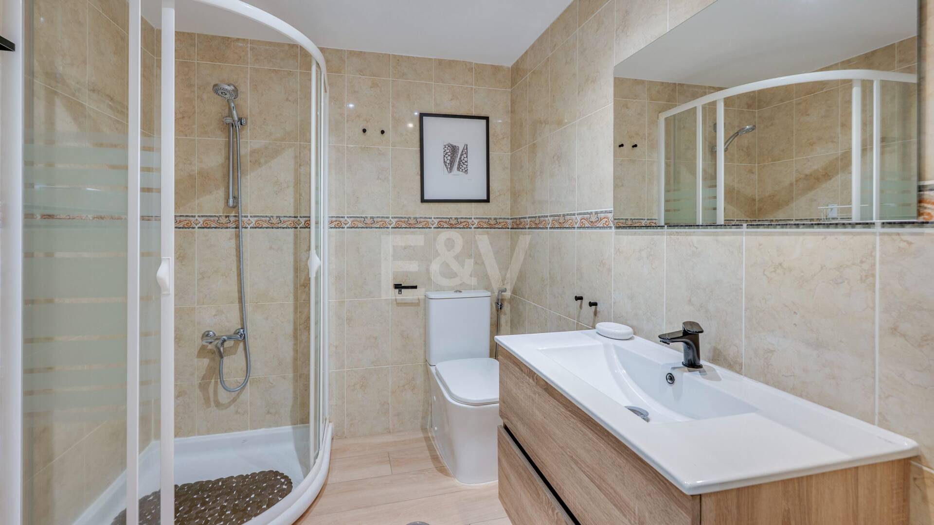Acogedor apartamento de tres dormitorios en Nueva Andalucía. Disponible para alquiler de media a larga estancia desde julio de 2026. Ubicación privilegiada cerca de Puerto Banús y Marbella