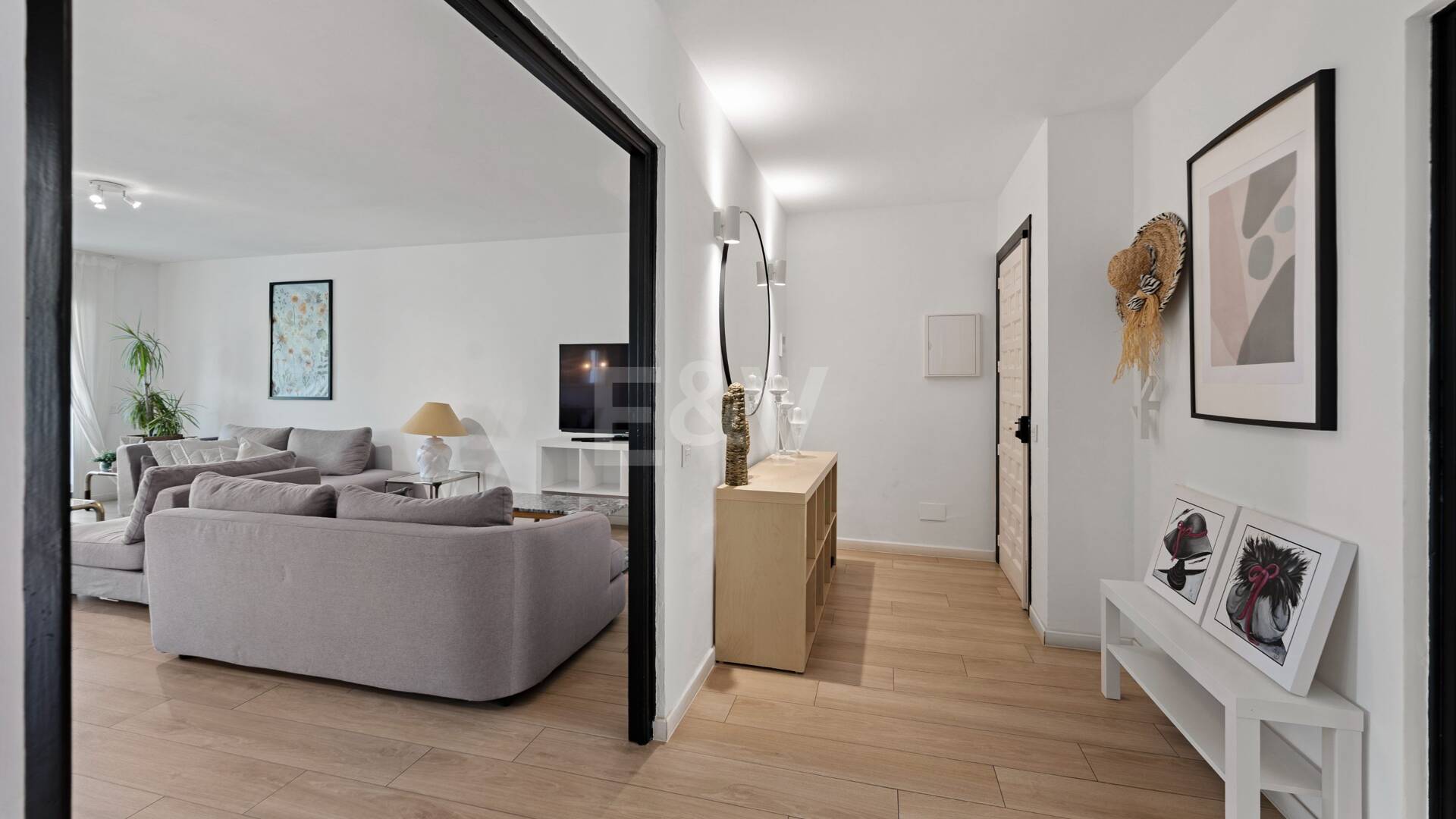 Acogedor apartamento de tres dormitorios en Nueva Andalucía. Disponible para alquiler de media a larga estancia desde julio de 2026. Ubicación privilegiada cerca de Puerto Banús y Marbella