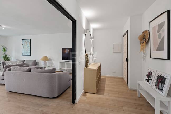 Acogedor apartamento de tres dormitorios en Nueva Andalucía. Disponible para alquiler de media a larga estancia desde julio de 2026. Ubicación privilegiada cerca de Puerto Banús y Marbella